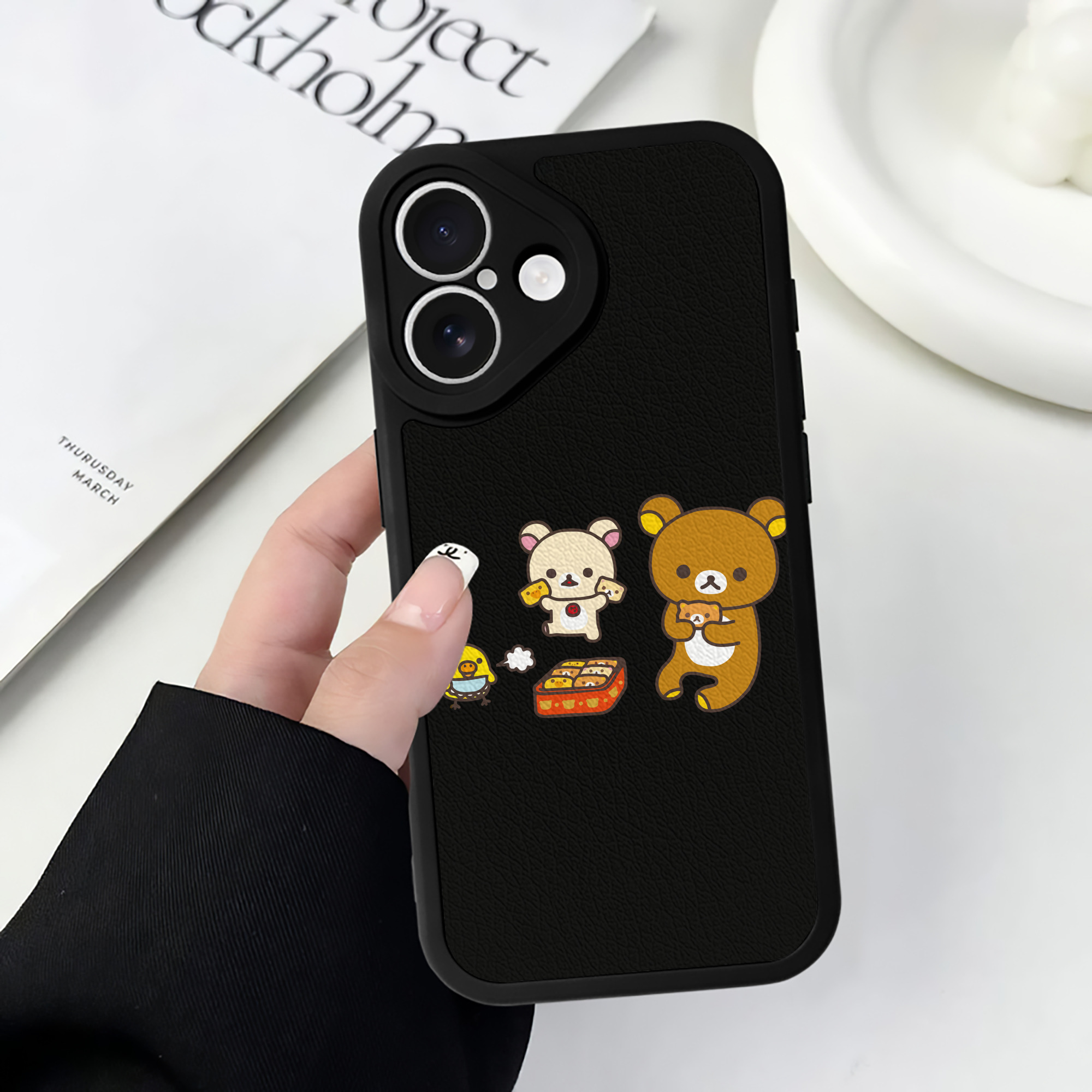 （画像用） リラックマ リラックマ キイロイトリ Rilakkuma Korilakkuma Kiiroitori 【iPhone 16シリーズ対応】シリコンスマホケース（レザー調） 材質：シリコン